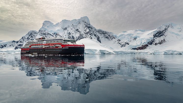 MS Roald Amdunsen Paradise-Bay-Antarctica Photo Oscar Farrera Hurtigruten Expeditions