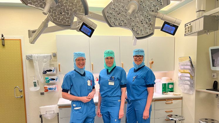 Malin Zimmerman, specialistläkare inom ortopedi på Helsingborgs lasarett, Anne Palmgren, operationssjuksköterska och Janet Rådenfjord, undersköterska.