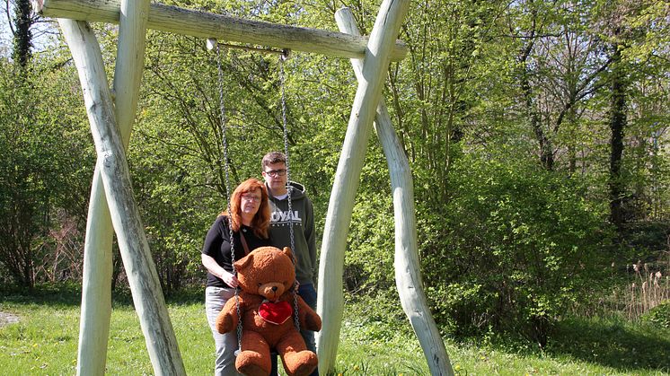 Martina Binder mit ihrem Sohn Johannes  im Garten des Kinderhospizes Bärenherz