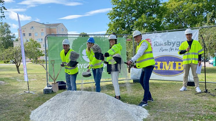 Fr v Marino Wallsten, kommunalråd Fagersta, Elin Hasselgren, avdelningschef HMB, Johanna Frelin, vd på Riksbyggen och Mats Engström, föreningssamordnare, Riksbyggen. Konferencier var Mikael Petterson Sjölund, marknadsområdeschef på Riksbyggen Bostad.