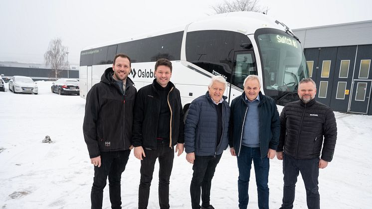 Flåteansvarlig Ole Jørgen Widerøe (t.v.), driftssjef Filip Eijerstam Iversen, eier og forretningsutvikler Svein Busch Iversen sammen med Olav Dårflot og Espen Fremstad fra Scania gleder seg over første av Oslobuss sin nye Scania turbusser på gass.