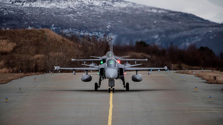 JAS 39 Gripen taxar ut på Bodö flygplats inför start under övningen Trident Juncture 18. Foto: Mats Nyström/Försvarsmakten