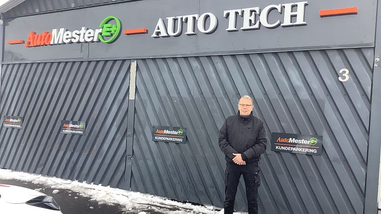 Peter Eklund foran sit værksted, AUTO TECH, der blev en del fra af AutoMester E+ den 1. januar 2024