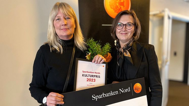 Karin Smirnoff får Sparbanken Nords Kulturpris 2023. ”Det känns extra kul med pris på hemmaplan.” Priset delades ut av banken nytillträdda vd Anneli Sjömark.