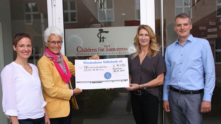 VOD-Mitglieder treffen Stefanie Graf / Osteopathen helfen Flüchtlingskindern: 11 000-Euro-Spenden-Scheck übergeben