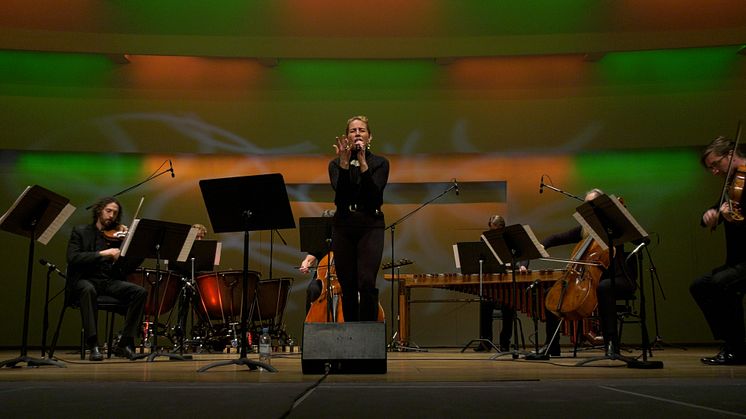 Jenny Wilson framför sin låt "Opposition" med musiker ur Helsingborgs Symfoniorkester.