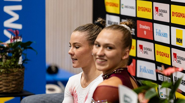 Maya Ståhl och Alva Eriksson inväntar poängen i barr. Foto: Jonas Gunnarsson