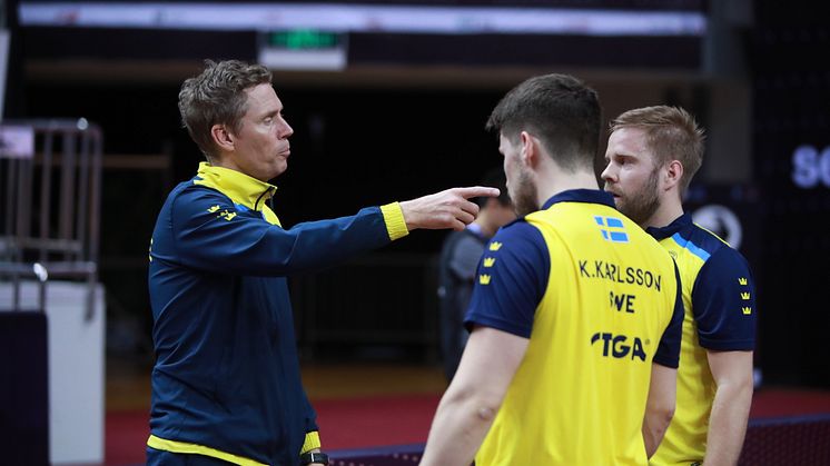 Jörgen Persson coachar Kristian Karlsson och Jon Persson. Foto: Remy Gros/ITTF