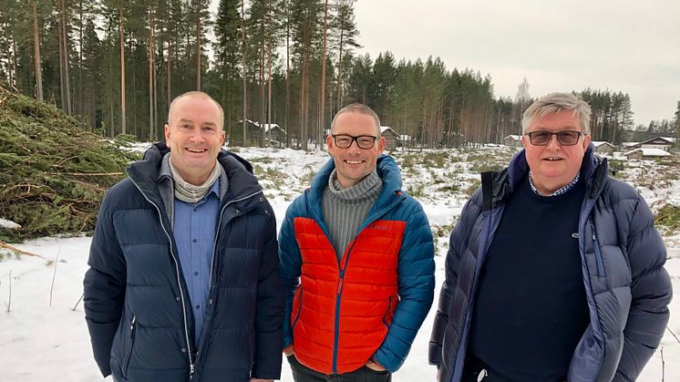 Adm. dir. Sven Inge Sunde (fra venstre), prosjektleder Espen Skjærbakken og avdelingsdirektør Jan Hoff Jørgensen foran det avskogede området der Anno Dokumentasjonssenter skal bygges. (Foto: Stine S. Skjæret/Anno)