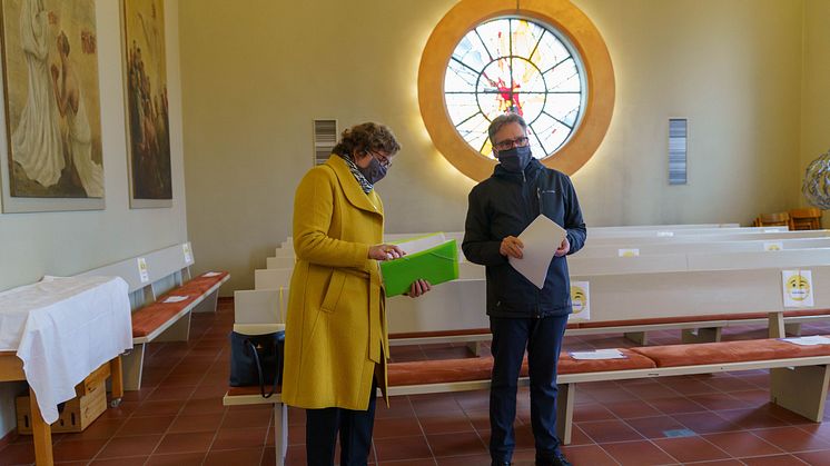 Bischöfin Beate Hofmann und Hephata-Vorstand Maik-Dietrich Gibhardt bereiten den Einsegnungsgottesdienst in der Hephata-Kirche vor.