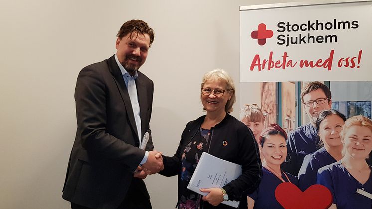 På bilden ovan ses Fredrik Wångberg, CEO Strikersoft och sjukhusdirektör Karin Thalén i samband med att avtalet signerades.​​