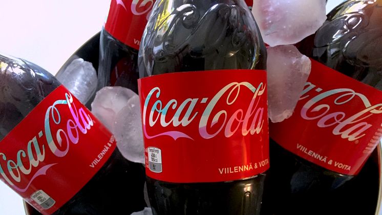 Tänä kesänä Coca-Cola tölkit ja etiketit vaihtavat väriä kylmässä