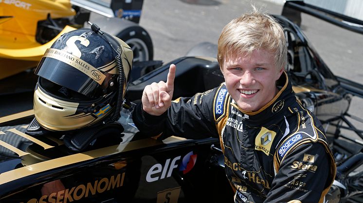 Pallsäker Johansson jagar täten i Formel Renault 1,6