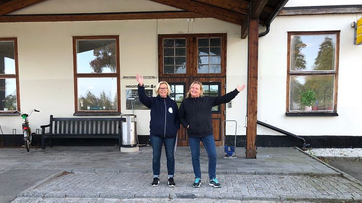 Marita Gullberg och Anneli Ottenby, personal på Skyddsvärnet secondhand. Foto: Skyddsvärnet