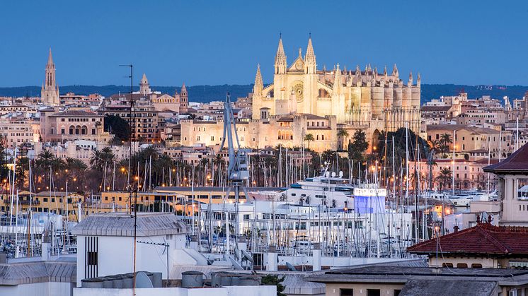 Mallorca houkuttelee ihmisiä ympäri maailmaa. La Seun katedraali ja huvipursisatama ovat leimaa antavia Palman kaupungille.