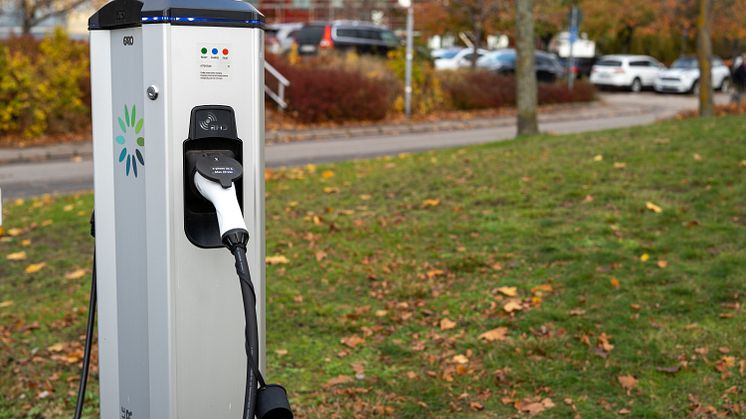 Laddstation för elbil utanför stadshuset i oktober 2022, finns att ladda ned som högupplöst pressbild att använda i samband med rapportering om detta ämne, via länk nedan. Vid användning, ange foto Sölvesborgs kommun.