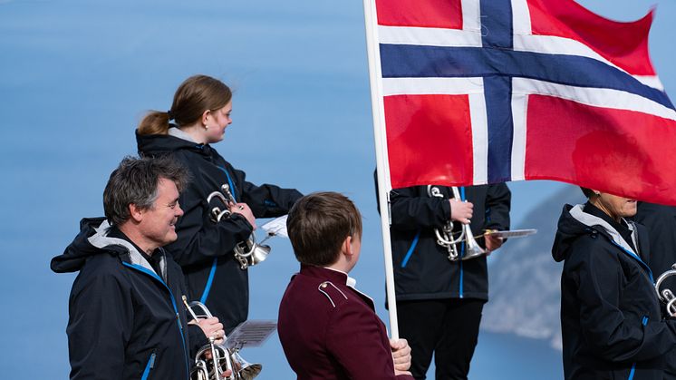 KORPSENE ER KLARE: Mange av landets drøyt 1600 korps vil være ute og gjøre mindre konserter og andre stunt på nasjonaldagen. Her forbereder Jørpeland Musikkorps en innspilling på Prekestolen. (Foto: NMF/Ronny Fjelde)