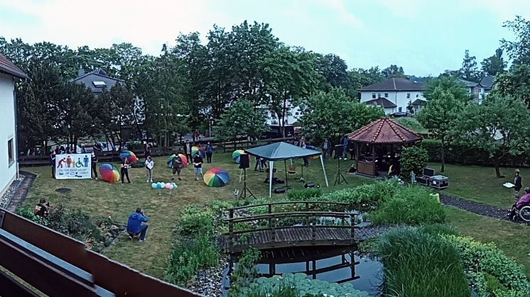 Abwechslung in Corona-Zeiten: Im großen Garten der Seniorenwohnanlage Wiesenhof in Neustadt fand kürzlich unter dem Motto „Du bist nicht allein“ ein Gartenkonzert statt, das bei Bewohnern und Mitarbeitern gleichermaßen gut ankam.