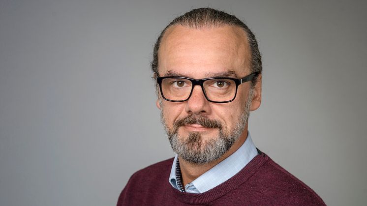 Dzenan Sahovic, docent i statsvetenskap och lärare på kurser i freds- och konfliktstudier vid Umeå universitet, tillika forskare inom post-konflikt fredsbyggande och demokratisering. Foto: Ulrika Bergfors/Umeå universitet