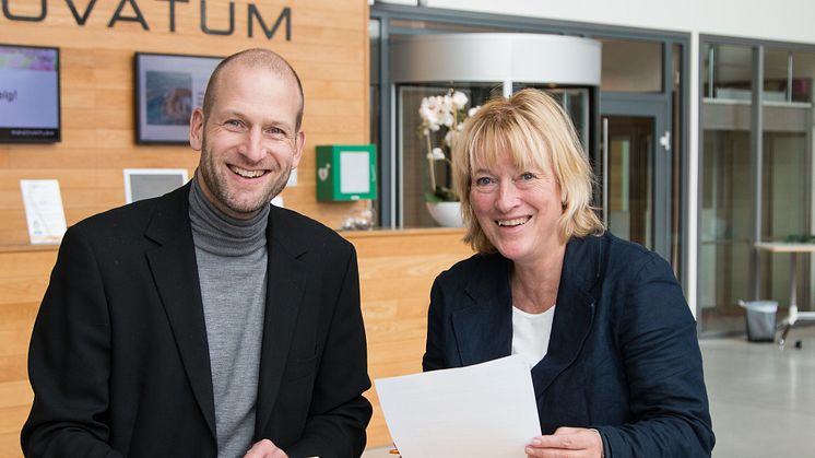 Innovatums VD Martin Wänblom och Kerstin Norén rektor för Högskolan Väst, signerar avsiktsförklaringen mellan de två som lovar ett tätare samarbete kring entreprenörsfrågor.
