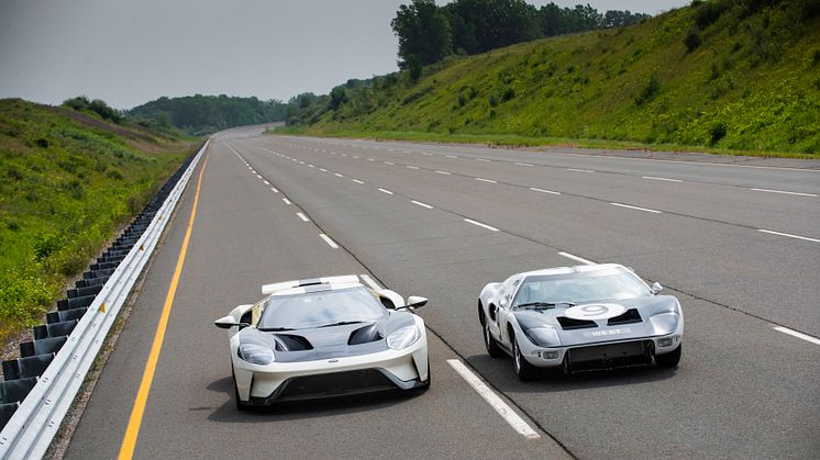 2022 Ford GT ’64 Heritage Edition and 1964 Ford GT prototype_11