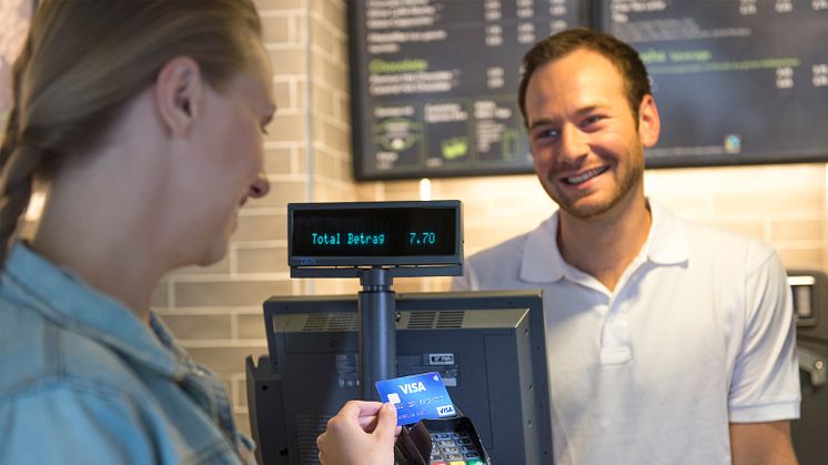 Kontaktloses Bezahlen mit Visa im Cafe