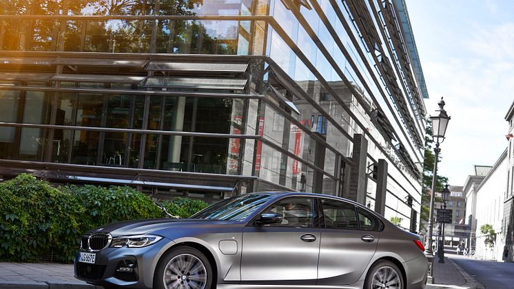 BMW 3-sarjaan uusia ladattavia hybridimalleja