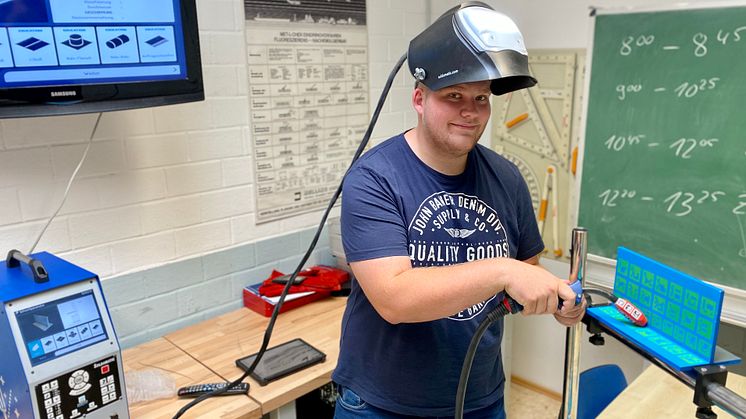 Die Tabletts haben ihm das Lernen erleichtert: Philipp Martin (21) absolviert aktuell eine Ausbildung zum Konstruktionsmechaniker in der Berufshilfe der Hephata Diakonie.