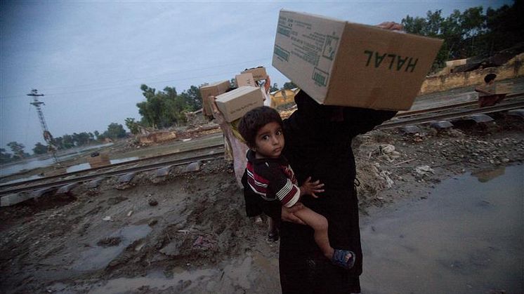 Mor och son i översvämningsdrabbat Pakistan