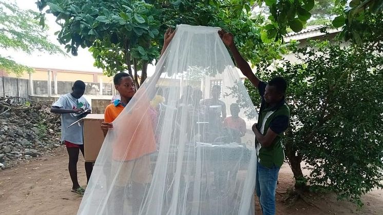 Scandinavian Biopharma skänker myggnät till barnhem i Benin – gåvor som räddar liv