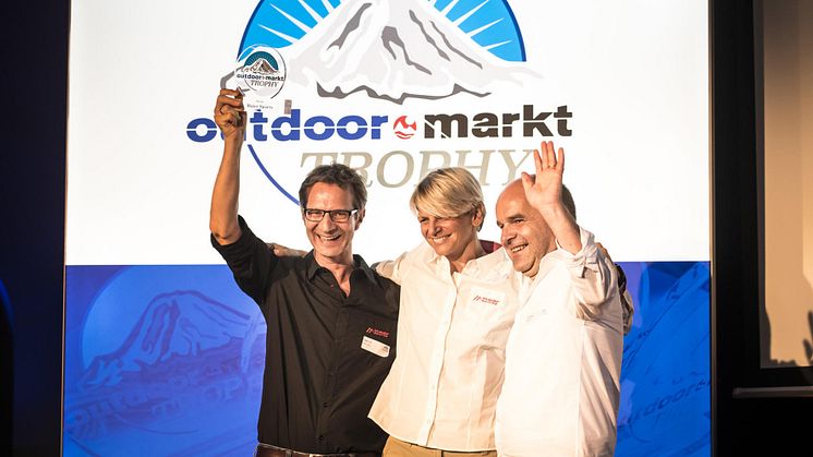 Sie nahmen für Maier Sports die Auszeichnung „Outdoor-Marke des Jahres 2019“ am 1. Juli in München in Empfang: (v.l.) Stefan Taft, Simone Mayer, Lothar Baisch. Foto: Stefan von Stengel / Jahr Top Special Verlag