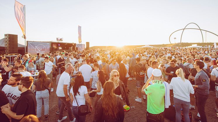  Zahlreiche Menschen finden sich beim Sunset Picknick zusammen und feiern ausgelassen. ©Ravi Sejk