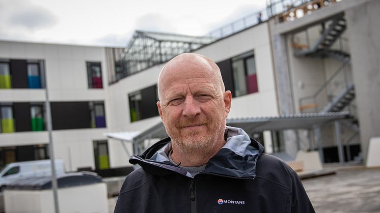 Henrik Fabricius glæder sig til at byde velkommen på Tradiums nye elevhotel, der ligger midt i Randers. 