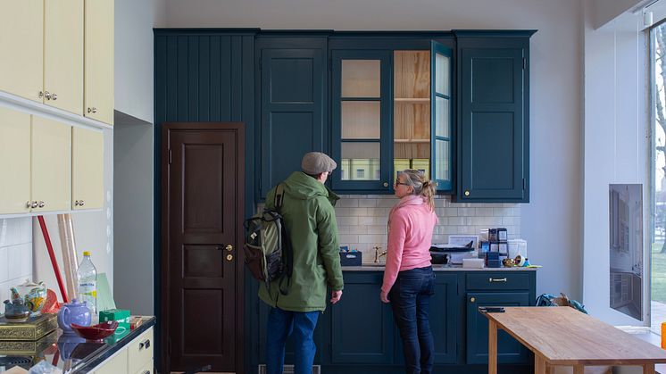 Johan Meijer, säljare kakel och klinker på Byggfabriken och Peggy Eklöf, VD på Gnistor & Ljus inspekterar ett av köken inför öppning.