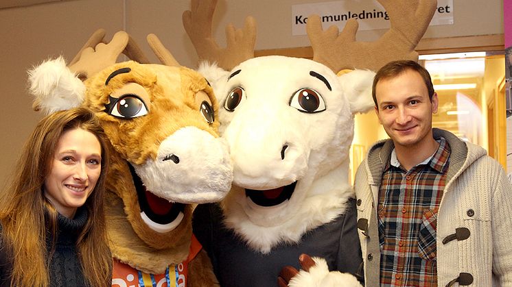 Justyna Szmitkowska och Mateusz Górcznski deltog i förra årets inflyttningsfest, här tillsammans med Piteås maskotar Renée och Rejne.