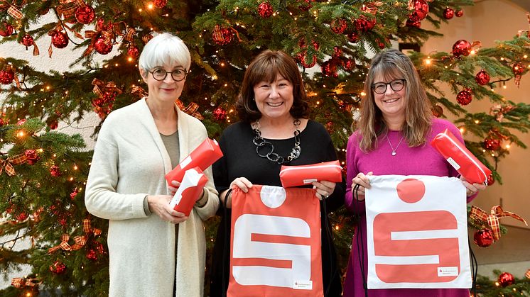 v.l.: Christine Ulrich und Petra Reiter (Bunte Münchner Kindl) sowie Gabriele Nellissen (SSKM) freuen sich über die besondere Spende. 