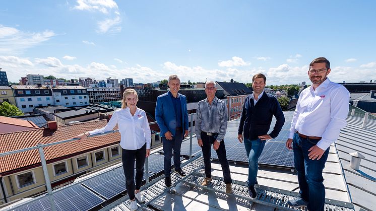 Solcellsanläggningen placeras på taket på Storgatan 14. Från vänster: Sofie Nielsen och Erik Tellgren, Växjö Energi, Kjell Blennmyr och Johan Petri, AB Hjalmar Petri och Patrik Markus, Växjö Energi.