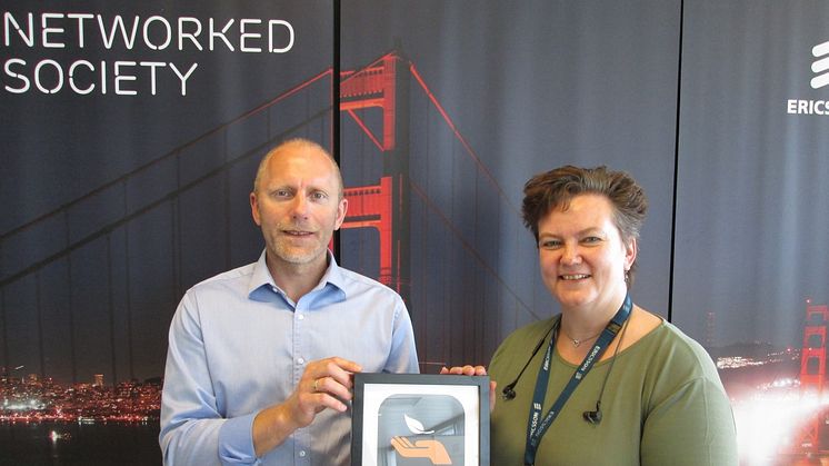 Coor Green Services diplomet overrækkes til facility manager hos Ericsson Danmark, Linda Lykke, af driftschef i Coor, Jesper Nyegaard.