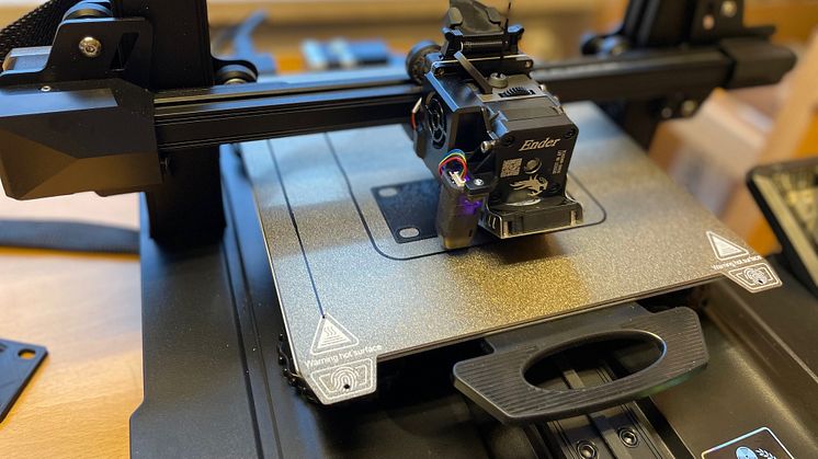 En enkel 3D-skrivare köptes in för att själva kunna skriva ut monteringsdetaljer till IT-utrustning, till en bråkdel av den tidigare kostnaden. 