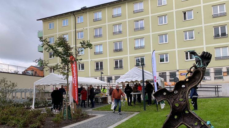 Det bjöds på korv och visning av lägenheterna. I förgrunden skulpturen "Howling" av Veronica Brovall, som vissa tog chansen att klätter-testa.