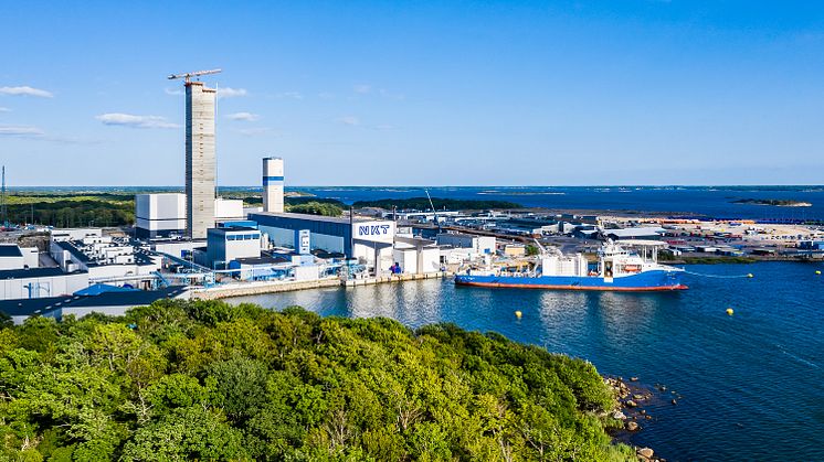Kabelfabriken med ett 80 meter och ett 150 meter högt torn ligger på Verkö i Karlskrona skärgård.