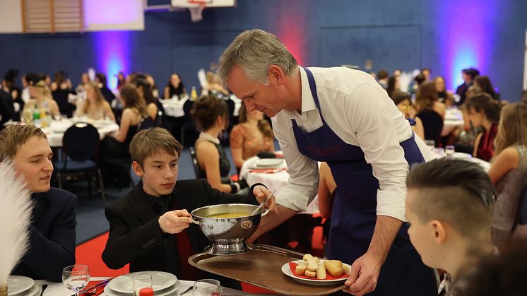 Die Schülerinnen und Schüler ließen sich von den Lehrkräften bedienen.