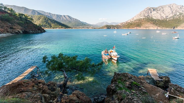 Lugn vik vid Antalya, Turkiet, där bergen omger havet. Foto: Getty Images.