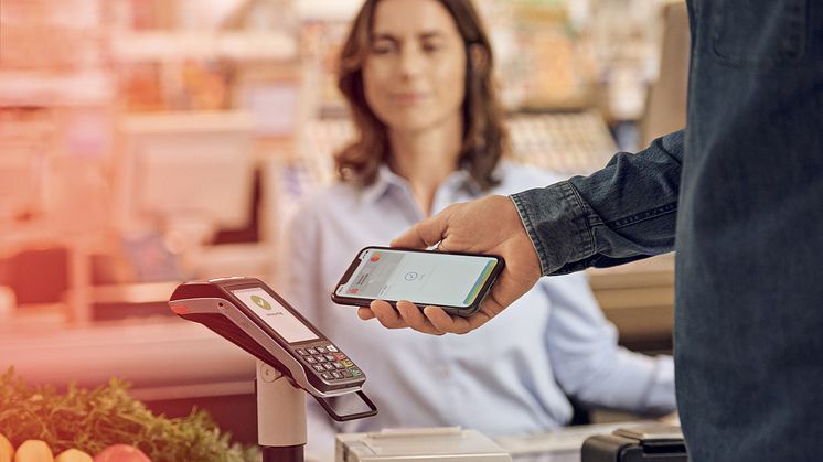 Im Supermarkt mit dem iPhone und Apple Pay bezahlen.