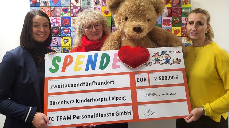 Die Spendenübergabe in Leipzig erfolgte durch Frau Manja Lerche-Kochanek, Vertriebsleiterin der IC TEAM Personaldienste GmbH, und Frau Cornelia Kutscha, Geschäftsstellenleiterin in Leipzig. 