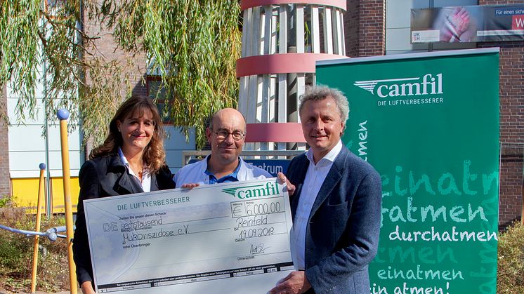 Camfil Geschäftsleiter Norbert Gregor (ganz rechts im Bild) überreichte den Spendenscheck an Christine Möller, Regionalgruppe Lübeck des Mukoviszidose e.V., und an Prof. Dr. Matthias Kopp, Klinik für Kinder- und Jugendmedizin des UKSH, Campus Lübeck