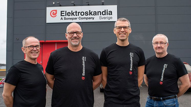 Blivande kollegor. Från vänster, Jan Lidgren Butiksansvarig Elektroskandia, Håkan Lundmark och Andreas Björk båda grundare av Eluttaget samt Michael Burvall Utesäljare Elektroskandia.