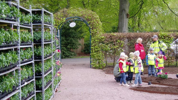 Barnens Trädgård sprider ut sig! – Ängsblommor är temat för 2011