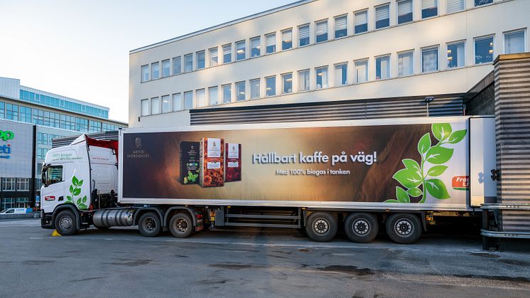 Arvid Nordquist minskar sina klimatutsläpp med ny biogasdriven lastbil