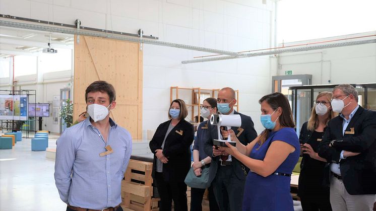 Wissenschaftsministerin Schüle informierte sich am 12. August 2021 bei ihrem Besuch in der Präsenzstelle Luckenwalde umfassend über Angebote der sieben Präsenzstellen in Brandenburg. (Foto: PS Luckenwalde)